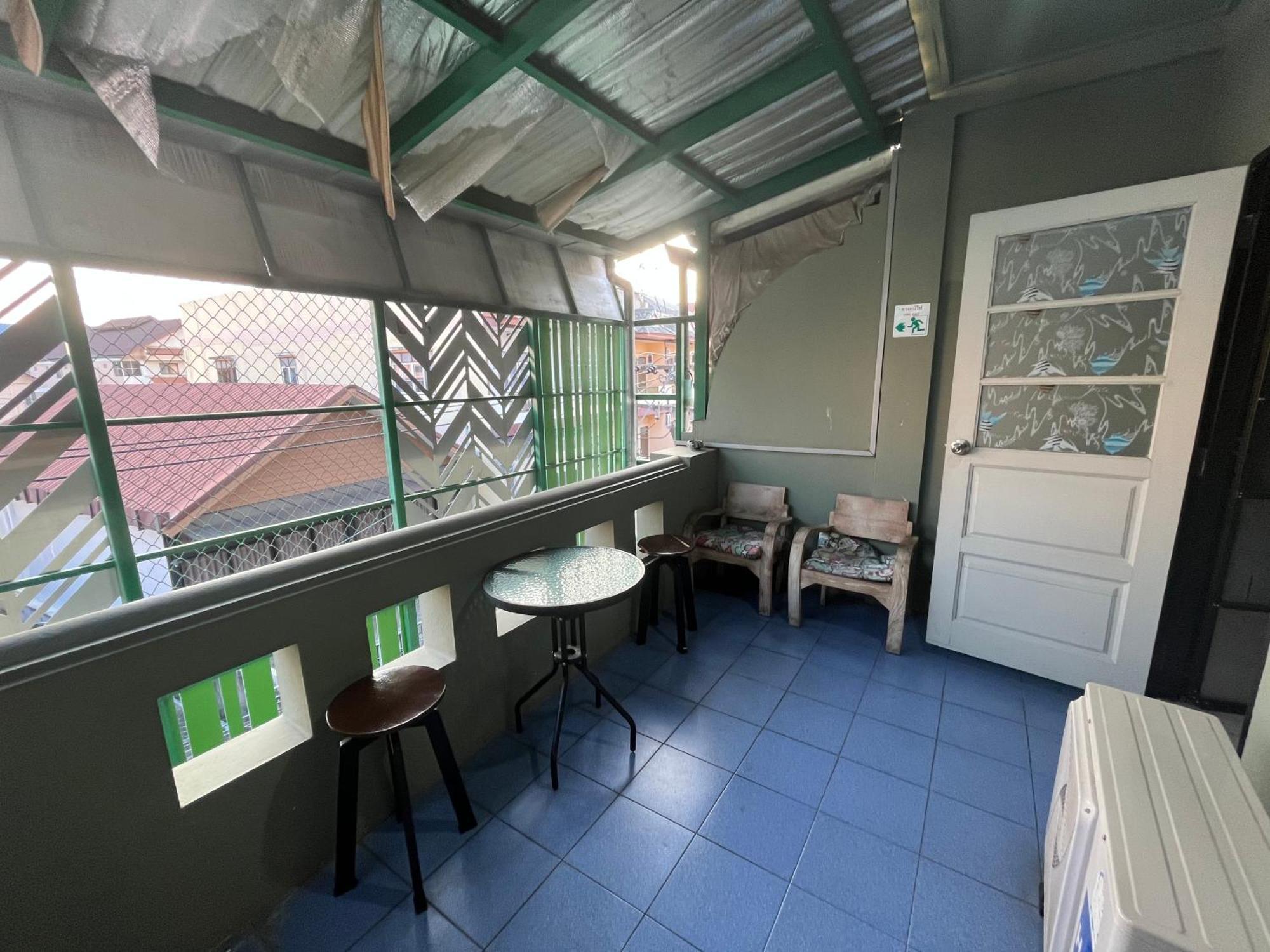 Lazy Gibbon 1 Chiang Mai - Tha Phae Gate Hostel Exterior photo