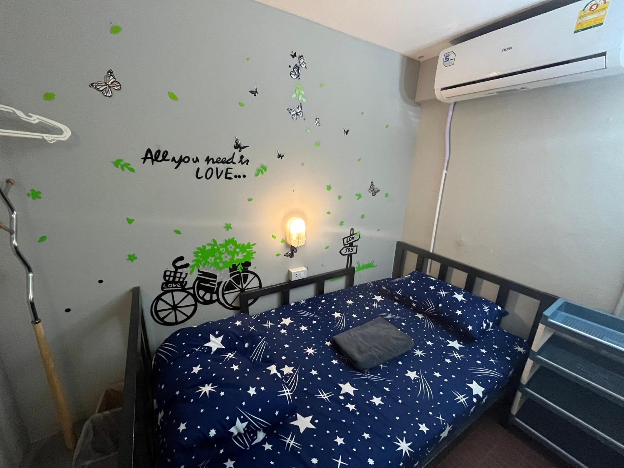 Lazy Gibbon 1 Chiang Mai - Tha Phae Gate Hostel Exterior photo
